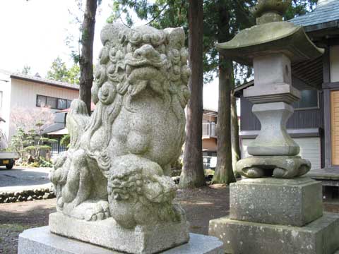 青野原諏訪神社の狛犬（左）拝殿前